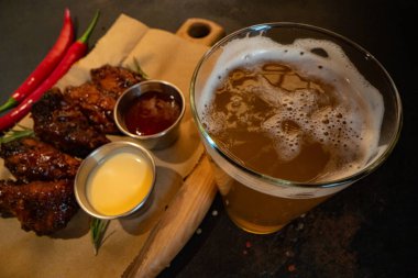 Restoranda tasarım amaçlı servis edilen tavuk kanatlarının yakınlaştırılması.