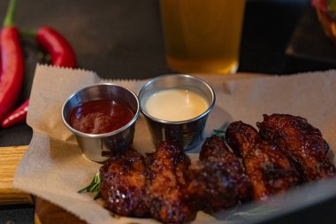 Restoranda tasarım amaçlı servis edilen tavuk kanatlarının yakınlaştırılması.