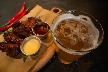 Restoranda tasarım amaçlı servis edilen tavuk kanatlarının yakınlaştırılması.