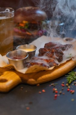 Restoranda tasarım amaçlı servis edilen tavuk kanatlarının yakınlaştırılması.