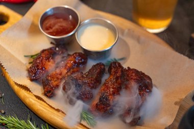 Restoranda tasarım amaçlı servis edilen tavuk kanatlarının yakınlaştırılması.