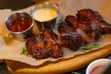 Restoranda tasarım amaçlı servis edilen tavuk kanatlarının yakınlaştırılması.