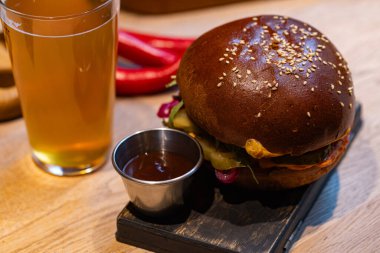 Restoranda tasarım amaçlı servis edilen hamburger ve patates kızartması.