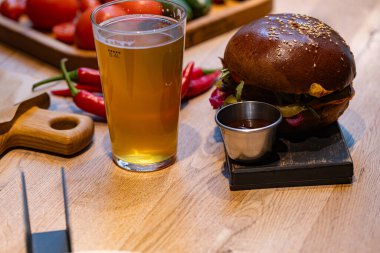 Restoranda tasarım amaçlı servis edilen hamburger ve patates kızartması.