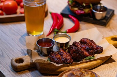 Restoranda tasarım amaçlı servis edilen tavuk kanatlarının yakınlaştırılması.