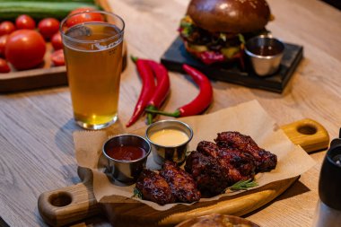 Restoranda tasarım amaçlı servis edilen tavuk kanatlarının yakınlaştırılması.