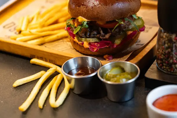 Restoranda tasarım amaçlı servis edilen hamburger ve patates kızartması.