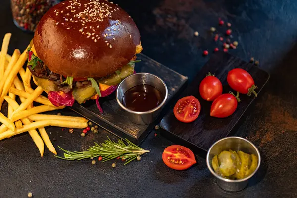 Restoranda tasarım amaçlı servis edilen hamburger ve patates kızartması.