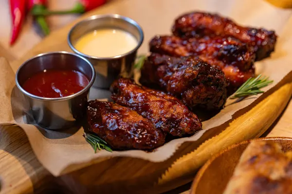 Restoranda tasarım amaçlı servis edilen tavuk kanatlarının yakınlaştırılması.