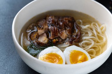 Lokantada dizayn amaçlı ramen çorbası servis ediliyor.