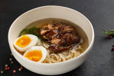 Lokantada dizayn amaçlı ramen çorbası servis ediliyor.
