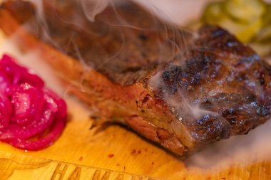 Restoranda dizayn amaçlı servis edilen ızgara domuz pirzolası.