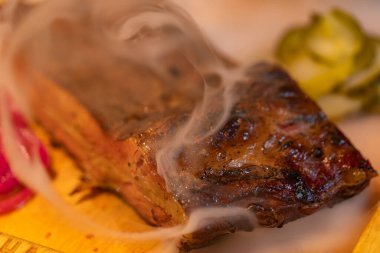 Restoranda dizayn amaçlı servis edilen ızgara domuz pirzolası.