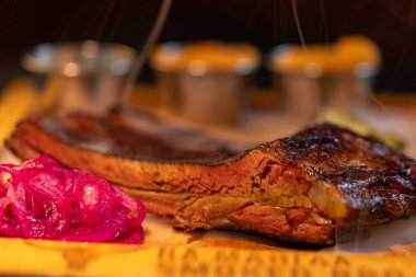 Restoranda dizayn amaçlı servis edilen ızgara domuz pirzolası.