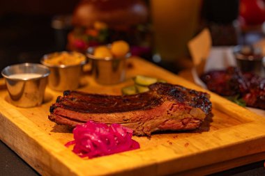 Restoranda dizayn amaçlı servis edilen ızgara domuz pirzolası.