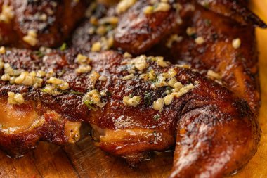 Lokantada tasarım amaçlı servis edilen ızgara ızgara tavuğun yakın çekimi.