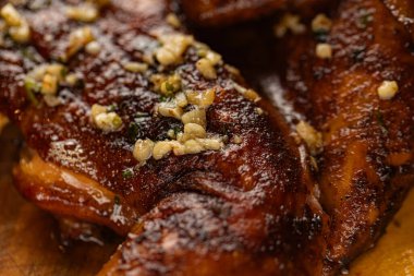 Lokantada tasarım amaçlı servis edilen ızgara ızgara tavuğun yakın çekimi.