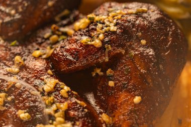 Lokantada tasarım amaçlı servis edilen ızgara ızgara tavuğun yakın çekimi.