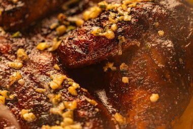 Lokantada tasarım amaçlı servis edilen ızgara ızgara tavuğun yakın çekimi.