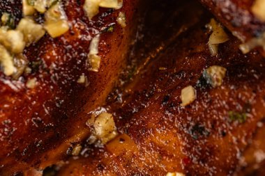 Lokantada tasarım amaçlı servis edilen ızgara ızgara tavuğun yakın çekimi.