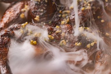 Lokantada tasarım amaçlı servis edilen ızgara ızgara tavuğun yakın çekimi.