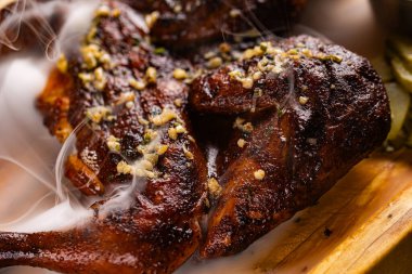 Lokantada tasarım amaçlı servis edilen ızgara ızgara tavuğun yakın çekimi.