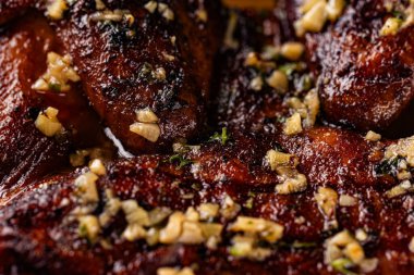 Lokantada tasarım amaçlı servis edilen ızgara ızgara tavuğun yakın çekimi.