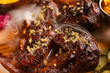 Lokantada tasarım amaçlı servis edilen ızgara ızgara tavuğun yakın çekimi.