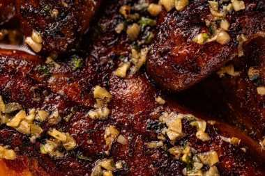 Lokantada tasarım amaçlı servis edilen ızgara ızgara tavuğun yakın çekimi.