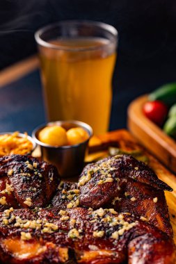 Lokantada tasarım amaçlı servis edilen ızgara ızgara tavuğun yakın çekimi.