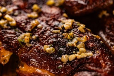 Lokantada tasarım amaçlı servis edilen ızgara ızgara tavuğun yakın çekimi.