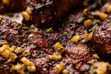 Lokantada tasarım amaçlı servis edilen ızgara ızgara tavuğun yakın çekimi.