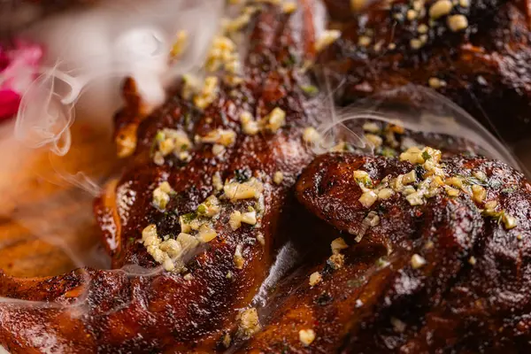 Lokantada tasarım amaçlı servis edilen ızgara ızgara tavuğun yakın çekimi.