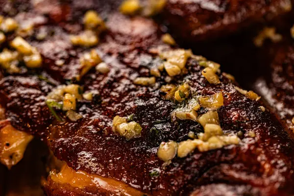 Lokantada tasarım amaçlı servis edilen ızgara ızgara tavuğun yakın çekimi.