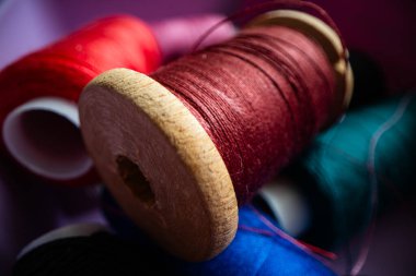 Tasarım amacı için çok renkli iplik makaralarının kapatılması