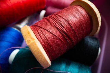 Tasarım amacı için çok renkli iplik makaralarının kapatılması