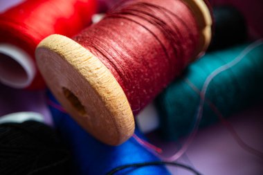 Tasarım amacı için çok renkli iplik makaralarının kapatılması