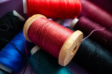 Tasarım amacı için çok renkli iplik makaralarının kapatılması