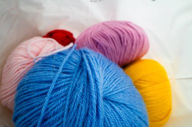 Tasarım amacı için iplik toplarının kapatılması