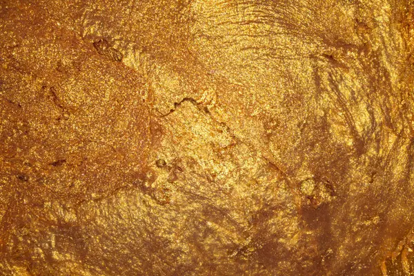 Tasarım amacı için altın sıvısı metalik akrilik boya dokulu arka plan