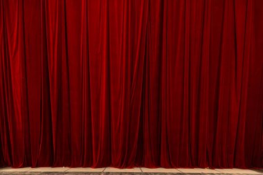 Dizayn amacıyla tiyatro arka planında kırmızı perde