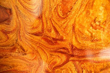 Tasarım amacı için altın sıvısı metalik akrilik boya dokulu arka plan