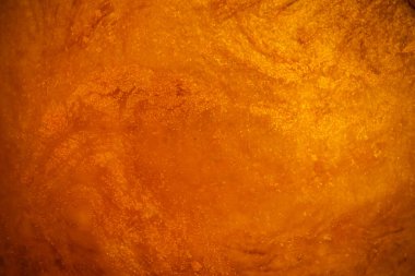 Tasarım amacı için altın sıvısı metalik akrilik boya dokulu arka plan