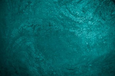 Tasarım amacı için yeşil sıvı metalik akrilik boya dokulu arkaplan