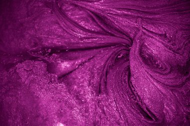 Mor sıvı metalik akrilik boyanın yakın plan tasarım amacı için desenli arka plan