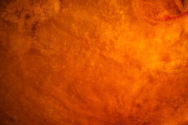 Tasarım amacı için altın sıvısı metalik akrilik boya dokulu arka plan