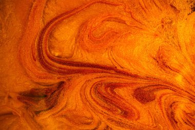 Tasarım amacı için altın sıvısı metalik akrilik boya dokulu arka plan