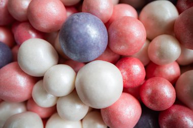 Tasarım amaçlı pasta süslemesi için şeker boncuklarının kapanışı