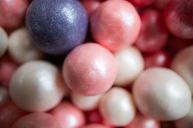 Tasarım amaçlı pasta süslemesi için şeker boncuklarının kapanışı