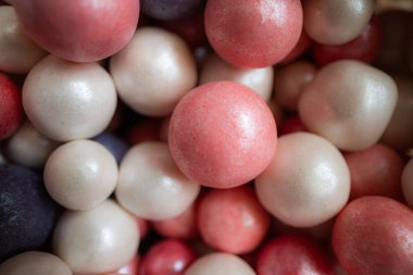 Tasarım amaçlı pasta süslemesi için şeker boncuklarının kapanışı